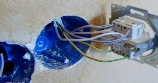 Монтаж проходного выключателя от 580 руб. в Борисоглебске